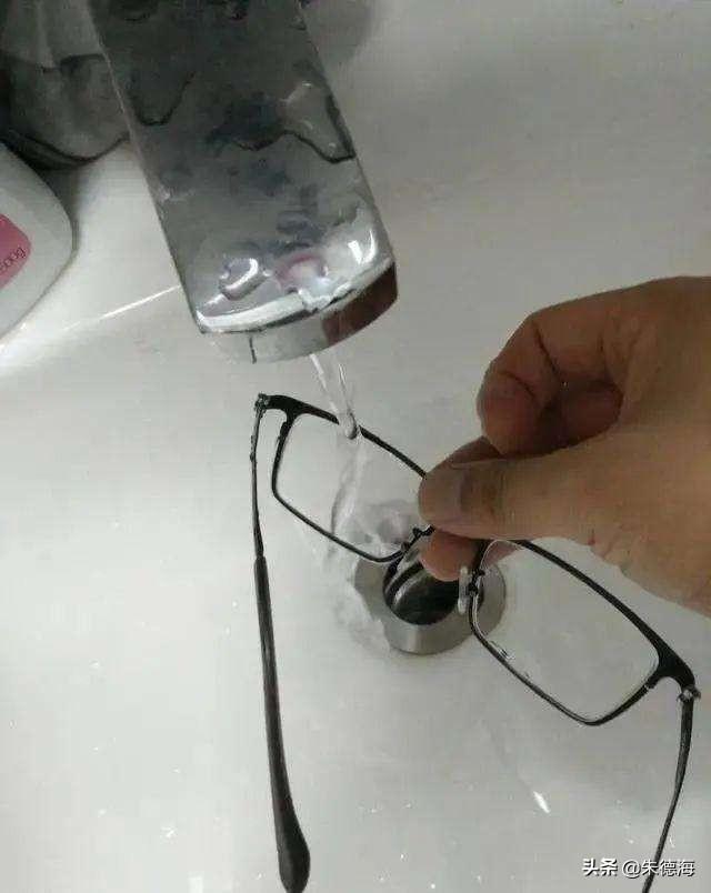 洗眼镜的正确方式，简单正确清洗眼镜的方法