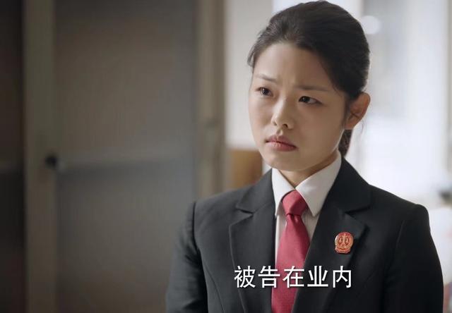 莫小贝 王莎莎，莫小贝素颜照（饰演女法官红唇配西装）