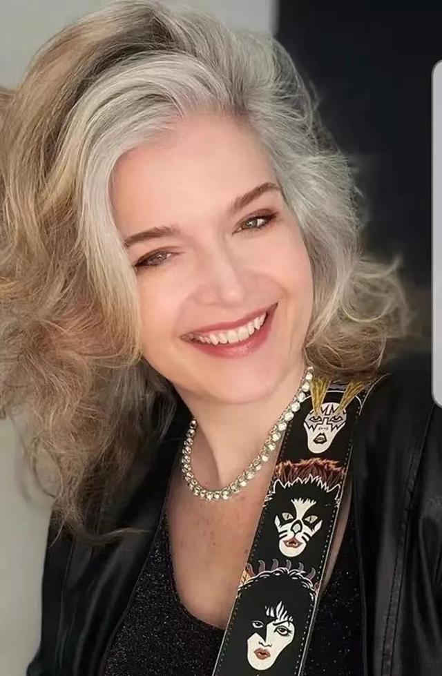 白色头发怎么染，白头发染什么颜色能盖住（今年流行白发“不染”）