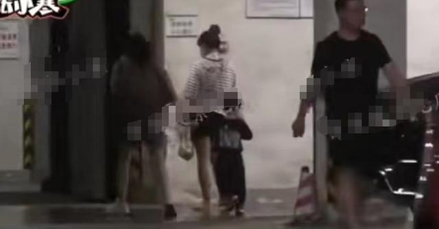 51岁吴奇隆到横店照顾妻儿？刘诗诗穿短袖训练，3岁儿子又长高了