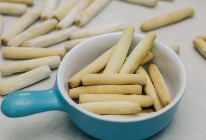 出牙期宝宝睡觉不安稳会持续多久，出牙期频繁夜醒会持续多久（进入“出牙期”的宝宝）