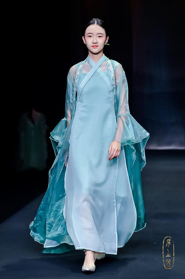 肩上的云歌词，肩上云系列在2023秋冬中国国际时装首秀