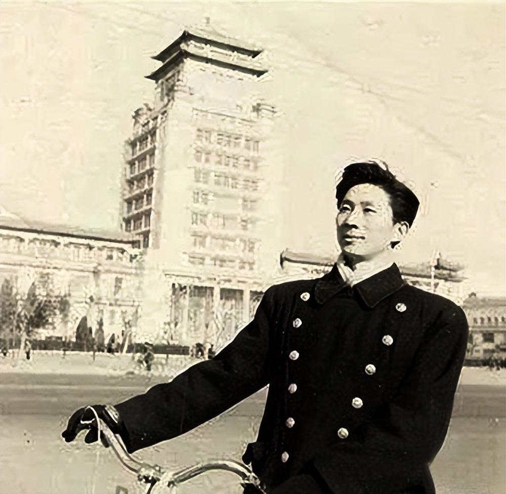 青年演员陈铎个人资料(央视著名主持人陈铎) - 散下步