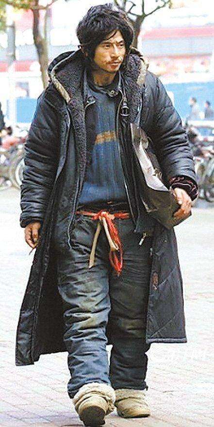 流落街头,身份意外曝光