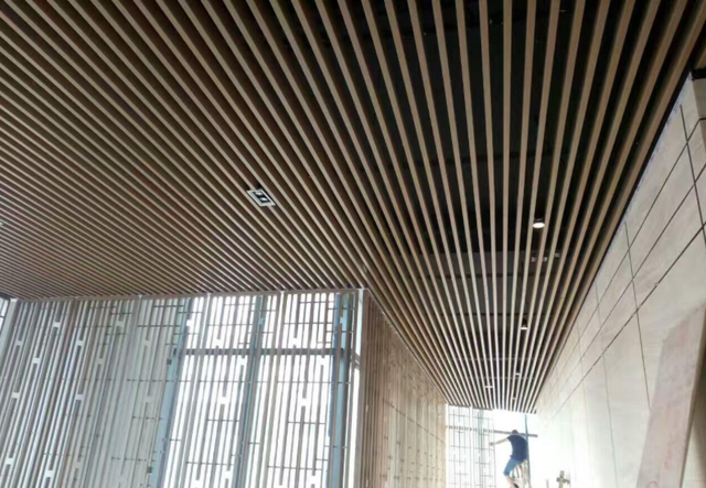 格栅吊顶的特点，木格栅吊顶工艺（木纹铝格栅吊顶）