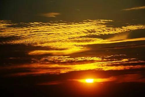 日落黄昏的诗句，适合发日落的朋友圈（描写太阳落山夕阳西下的优美句子）