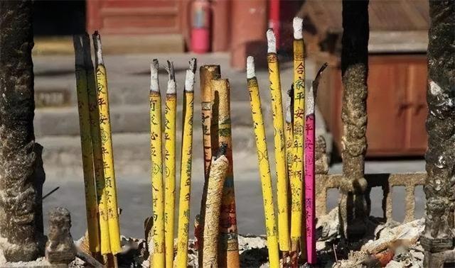 烧一根香和三根香的区别，烧一根香和三根香的区别图片（为何一定要烧三根香）