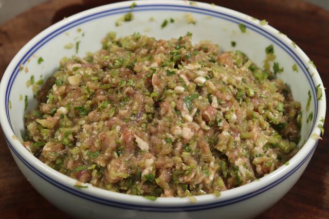 芹菜馅饺子怎么做，芹菜馅饺子怎么做好吃窍门（调饺子馅牢记“3放2不放”）