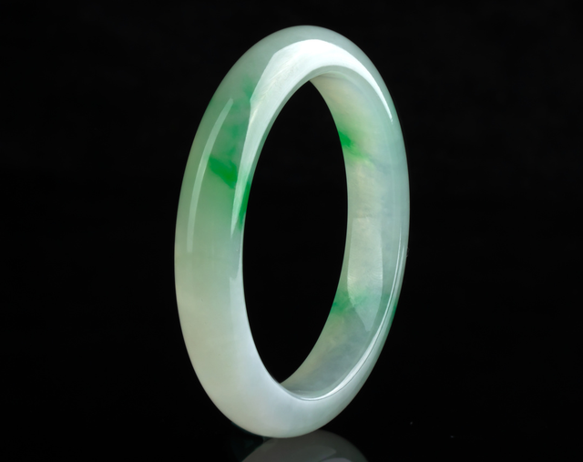 翡翠种水等级划分价格，翡翠等级划分及价格（1万和1000万的翡翠手镯）