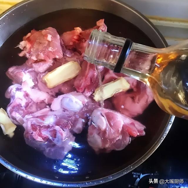 骨头汤怎么熬，病人骨头汤怎么熬（最忌直接加水）