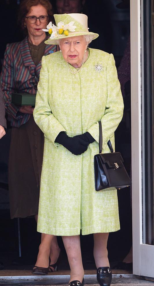 橘色最佳颜色搭配，橘色搭配蓝色（英国女王真是“老来俏”）