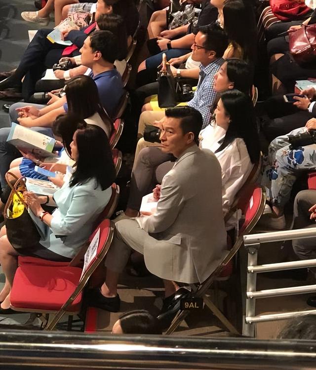 刘德华多大年龄，四大天王的年龄分别是多少（新照哈腰驼背还颈纹抢镜）