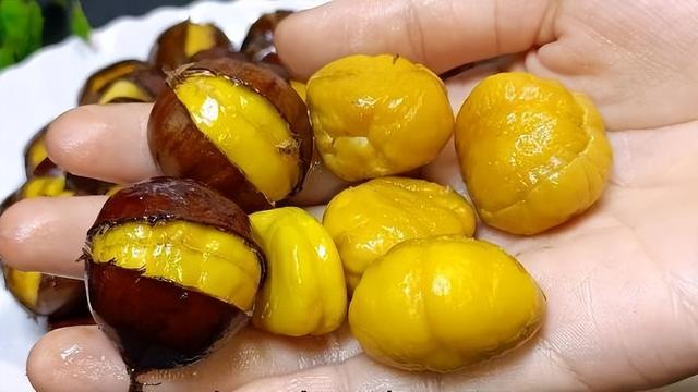 怎样把板栗从树上取下来—怎样得到好的板栗，板栗怎么取出来（板栗快速去壳的小妙招）