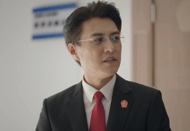 莫小贝 王莎莎，莫小贝素颜照（饰演女法官红唇配西装）
