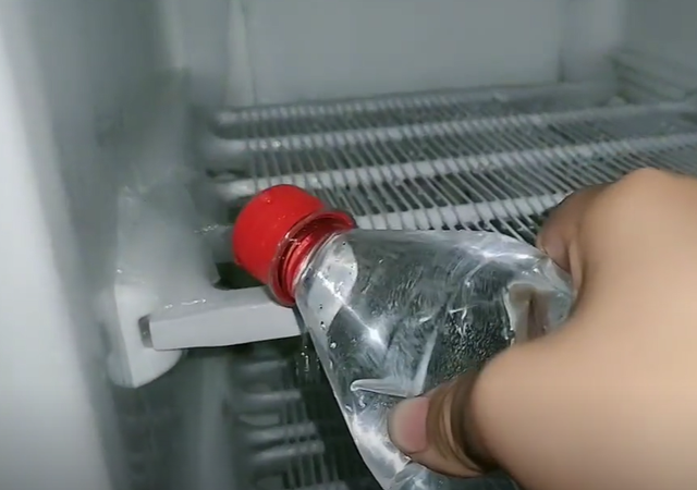 冰箱结冰怎么快速除冰，只需一招冰箱永不结冰（只需一个空瓶子就搞定）