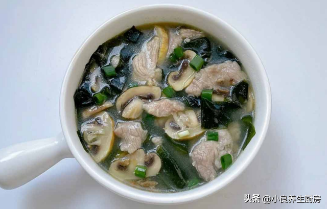 平菇肉片汤的做法，肉片汤的做法（常给家人喝这汤）