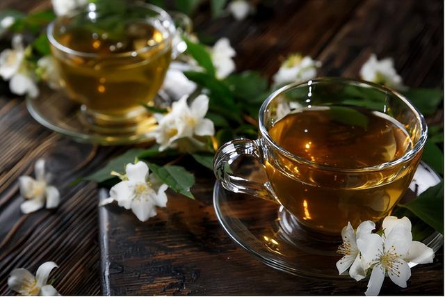 女人喝什么茶最好，女人平时喝什么茶好（建议女人：多喝这5种“鲜茶”）