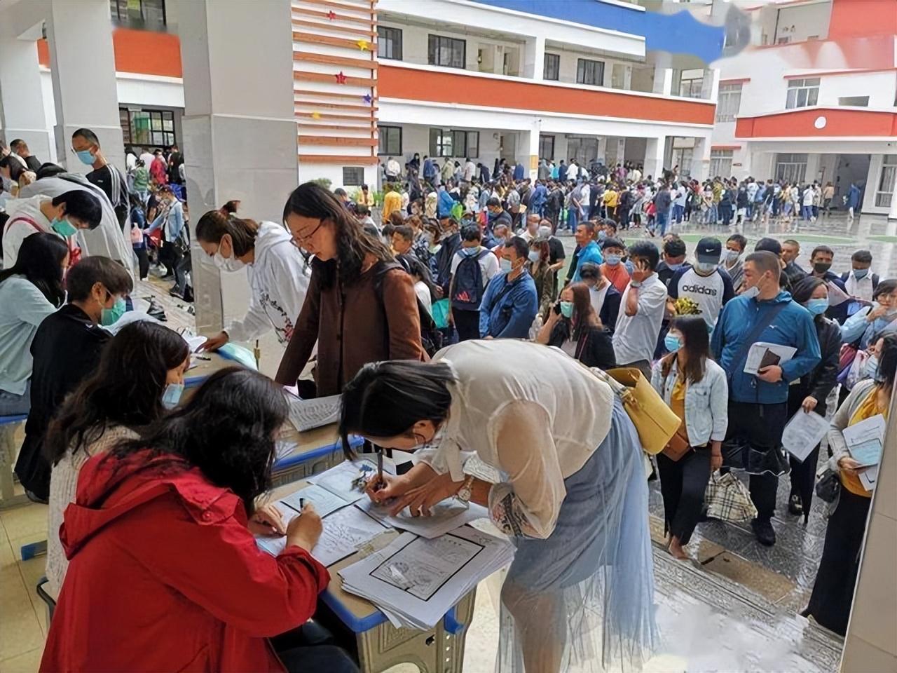 松花江中学（吉林一中学按中考分数排队办入学）
