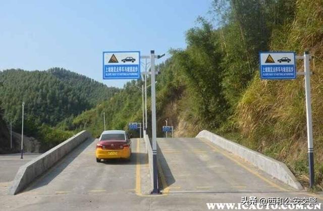 科目二半坡起步，科目二考试半坡起步技巧（科目二上坡起步要不要踩油门）