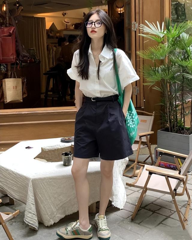 胖女人夏天穿什么衣服最好看，夏天胖人穿什么衣服好看（今夏“赫本衫”很流行）