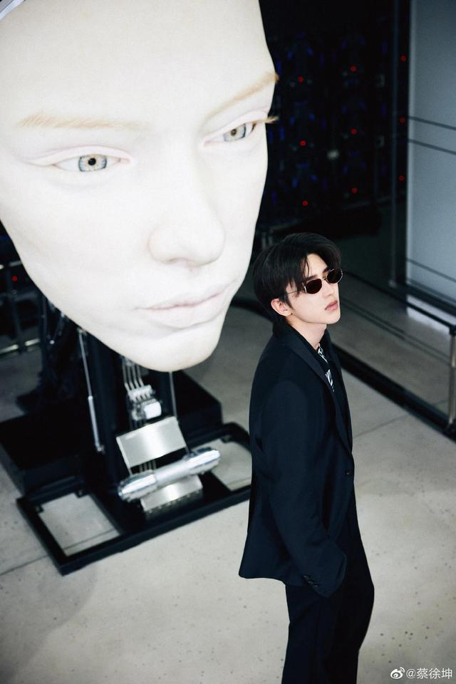 可爱帅气的蔡徐坤舞台图片精选 喜欢他的举个手呀，蔡徐坤照片高清帅气可爱（蔡徐坤帅照合集，简直不要太帅）