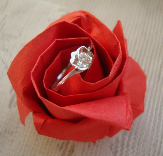 怎么用纸剪花朵，怎么用纸剪花朵视频（玫瑰花的折法）