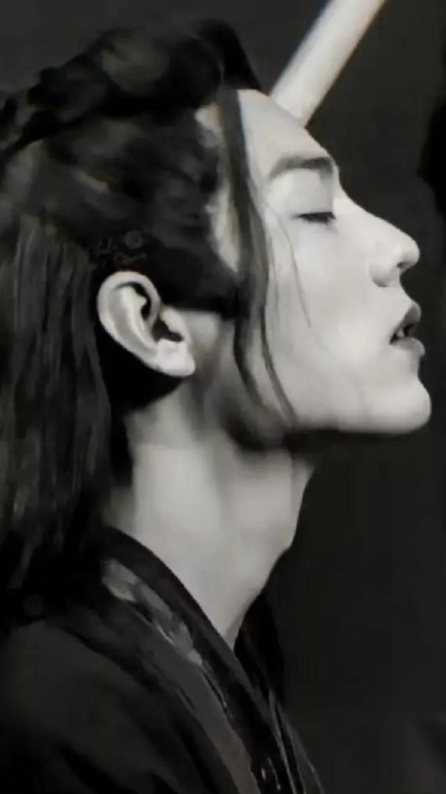 女人正常脖子喉结图片，女人有喉结是什么原因（上下滚动的喉结会说话）