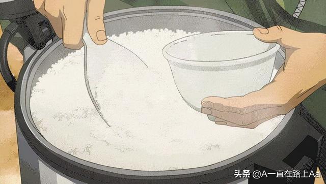 电饭锅蒸米饭米和水的比例是多少，用电饭煲煮米饭放多少水（蒸米饭水和米的比例和时间）