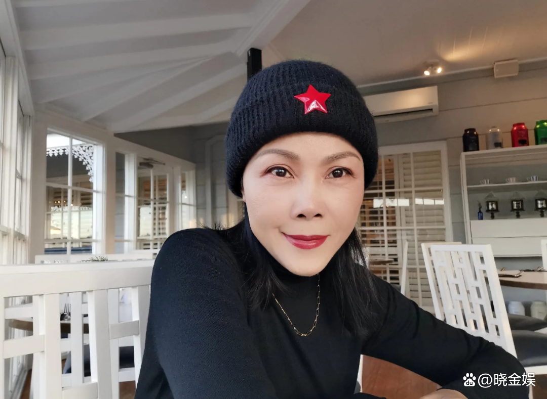 田震演绎“澳洲大龙虾”引发热议，网友热议其造型与海鲜主题的奇妙碰撞