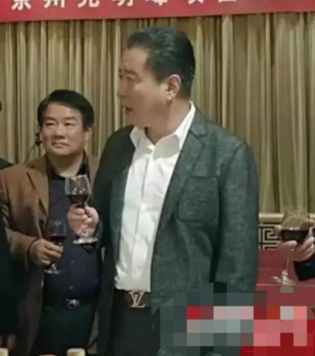 面试穿什么衣服比较合适男生，男生面试着装搭配（公考面试穿什么让考官眼前一亮）