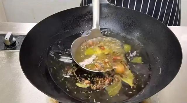 凉皮的汁怎么调，凉皮的汁怎么调（凉皮里加入的“料水”秘密熬制配方来了）