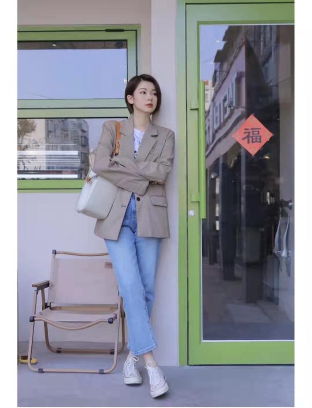 浅色牛仔裤配什么颜色的上衣，浅色牛仔裤如何搭配上衣（浅蓝色牛仔裤配什么上衣好看）