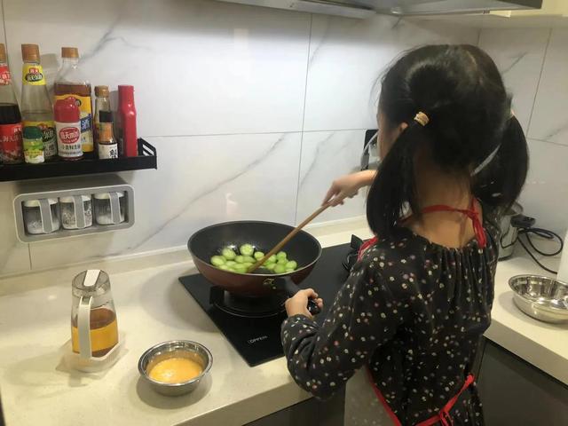 青瓜炒蛋的做法，青瓜炒蛋做法（入得厨房——孙娃琦琦周末下厨“青瓜炒鸡蛋”图文欣赏）