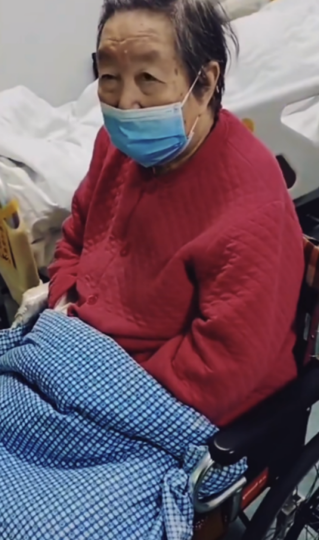 仲小萍比火风大几岁，火风老婆仲小萍个人简介（歌手火风母亲感染新冠去世）