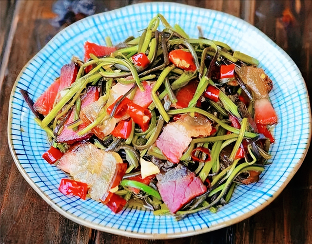 水蕨菜和山蕨菜的区别有哪些，山野菜水蕨菜（被称为山菜之王的蕨菜会不会致癌）