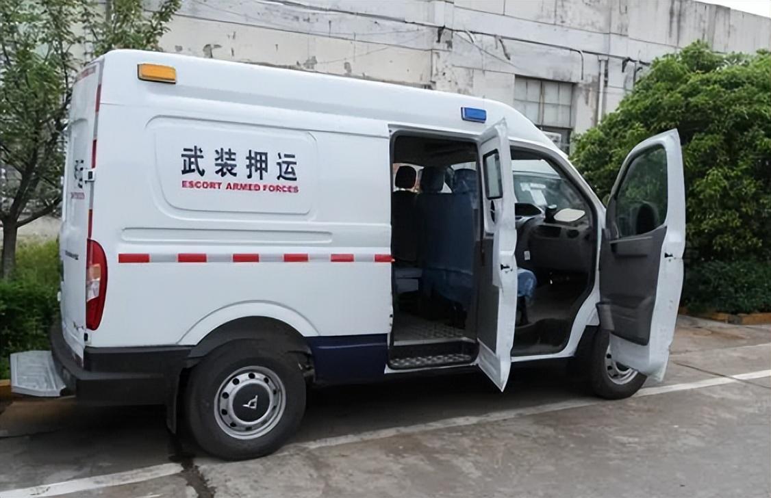 "武装押运,请勿靠近"的运钞车