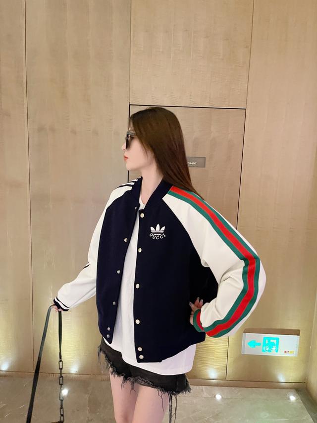 阿迪达斯三叶草男装外套，22FW三叶草织带棒球服外套拥有较高的色牢度