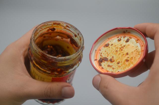 罐头瓶盖打不开小妙招，打不开罐头瓶盖怎么办（原来罐头瓶上有个小机关）