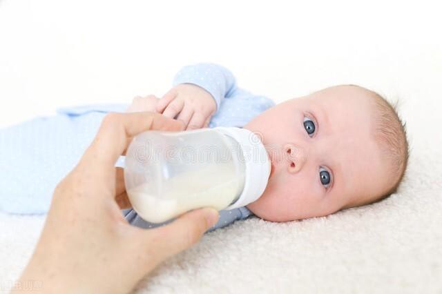 泡好的奶粉没喝完可以放多久，婴儿奶粉冲完能放多久（宝宝奶粉冲好后能放多久）