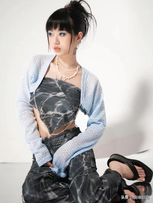 长发怎么扎好看，长直发怎么扎发型好看（今年流行这3种“高颅顶扎发”）