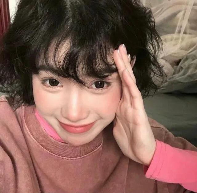 头像女背影或侧面 唯美，温柔意境侧面背影女头   除了浪漫和温柔 还想陷在夏日的晚风里微信（粉红女头/吹晚风、在等你、在等夏天、在等和你一起过夏天）