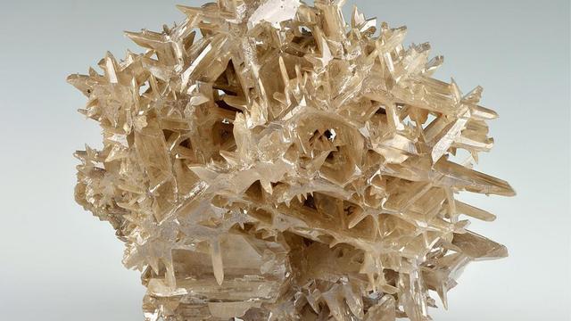 世界上最稀有7种宝石，世界上最珍贵的十种宝石（比钻石还稀有的宝石）