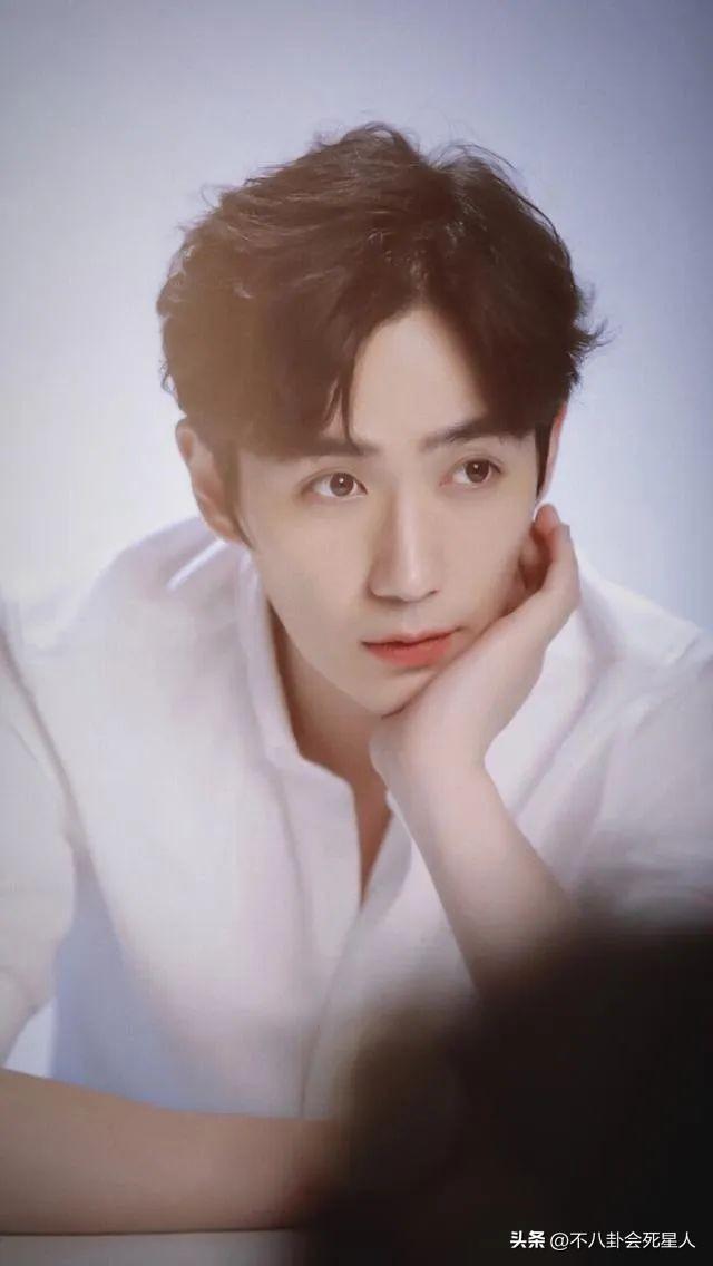 眼睛亮的人有灵气，眼睛有灵性的女人（却“败”在眼皮的明星）