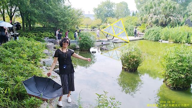 葛洲坝和三峡大坝，长江的水利枢纽三峡葛洲坝（湖北宜昌：乘船过葛洲坝）