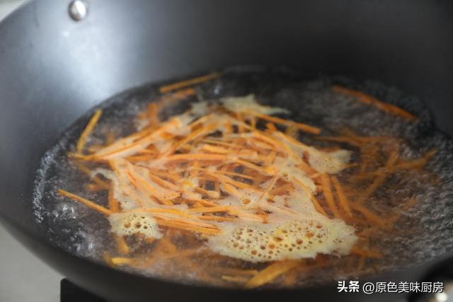 龙口粉丝怎么泡，龙口粉丝要泡过再煮吗（分享一道简单菜）