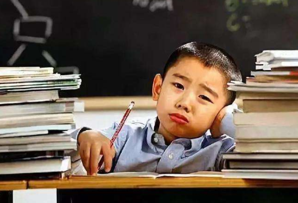 小孩子上学不专心怎么办，孩子上学好动不专心听课应该怎么办（家长该怎么做才好）