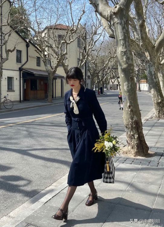 红色鞋子配什么裤子比较好，红色鞋子配什么裤子（今年“玛丽珍鞋”火了）