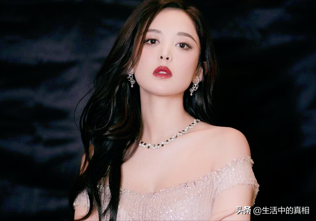 抹胸是什么，生活中那么多穿抹胸的女生