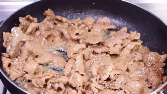 牛肉最适合搭配什么吃，牛肉可以搭配什么吃（这个做法真的好吃到哭）