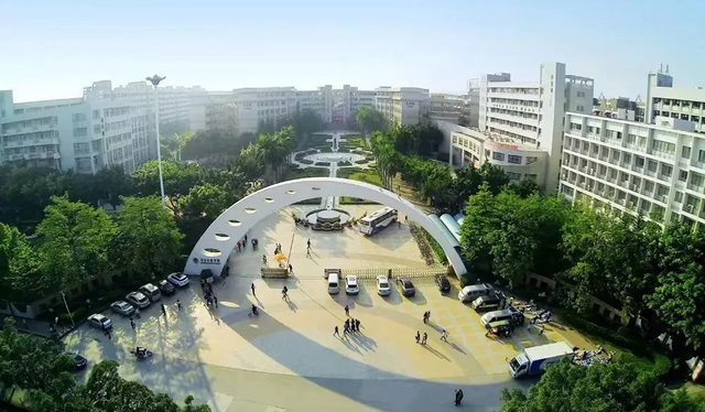 广东理工学院鼎湖校区，广东理工学院鼎湖校区有什么专业（广东这些大学竟然这么偏僻）